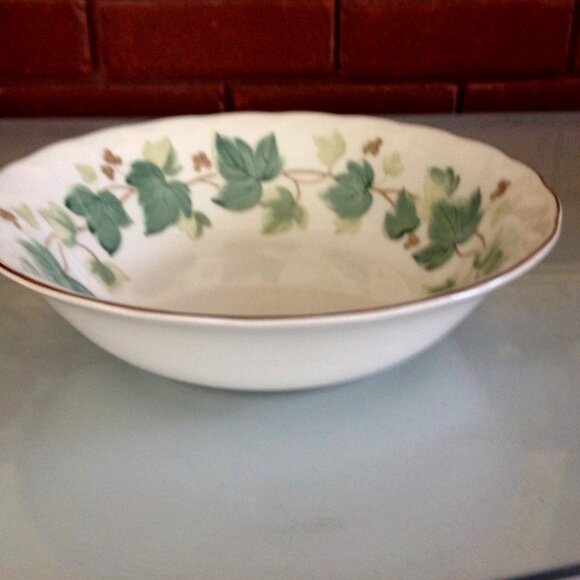 Vintage Nikko 9"d Serving Bowl Green Ivy & Brown Berries - Picture 1 of 3